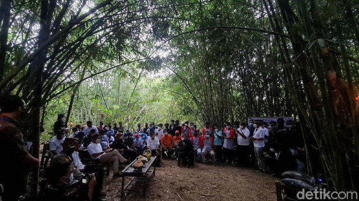 Menparekraf Sandiaga Uno melakukan serangkaian kunjungan di Sukabumi, Jawa Barat. Salah satu tempat yang ia kunjungi adalah Kampung Bambu di kawasan Cantayan.
