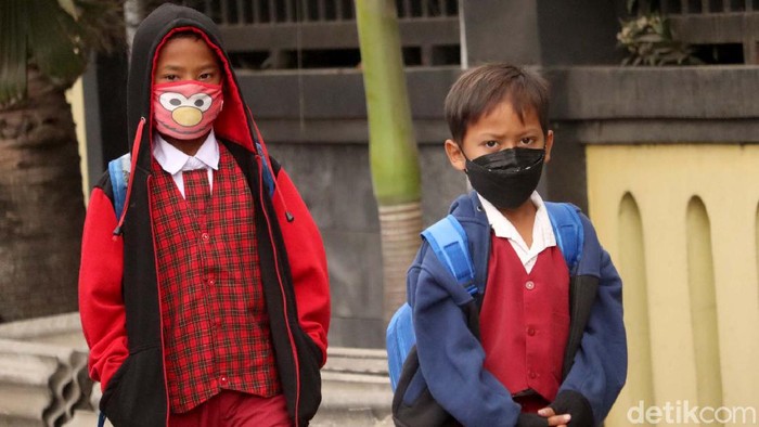 Sejumlah sekolah di Kabupaten Bandung gelar sekolah tatap muka secara terbatas. Para siswa pun semangat datang ke sekolah untuk ikut kegiatan sekolah tatap muka