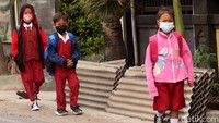 Sejumlah anak antusias berangkat ke sekolah untuk mengikuti kegiatan pembelajaran tatap muka (PTM) secara terbatas di Kabupaten Bandung, Jawa Barat, Senin (6/9/2021).