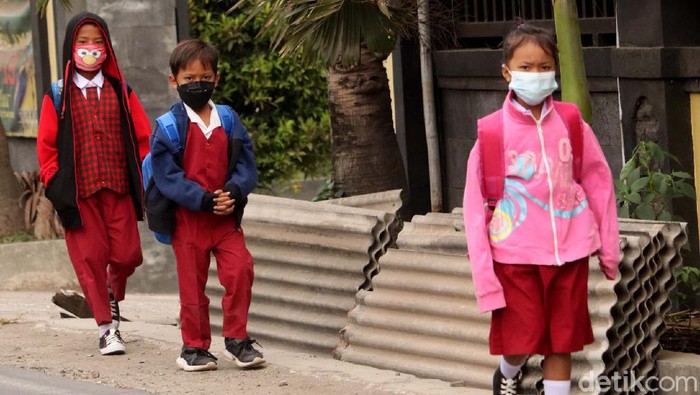 Bandung Gelar PTM Terbatas, Siswa Semangat Belajar di Sekolah Sejumlah sekolah di Kabupaten Bandung gelar sekolah tatap muka secara terbatas. Para siswa pun semangat datang ke sekolah untuk ikut kegiatan sekolah tatap muka