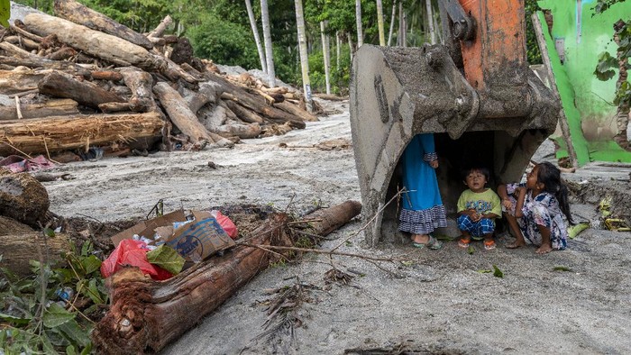 Banjir Bandang Susulan Terjang Sigi, Warga Kembali Mengungsi Banjir bandang susulan kembali terjadi di Sigi, Sulawesi Tengah, pada Minggu (5/9) malam. Warga yang telah pulang ke rumah, kembali mengungsi.