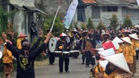 Suara ketukan peralatan marching band terdengar bertenaga, kompak dan menggelegar. Lagu-lagu dangdut koplo terbaru bergantian dimainkan dengan irama yang pas, tapi siapa sangka jika peralatan marching band itu dimainkan oleh pria dan wanita yang telah lanjut usia.