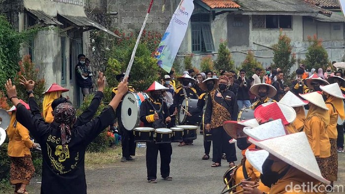 Begini Jadinya Kalau Lansia Jadi Marching Band Marching Band Opa Oma ini sudah sangat dikenal warga Sukabumi untuk berbagai event daerah hingga nasional. Sesuai namanya, pemainnya pun tak lagi muda.
