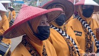 Opa Oma ini jadi salah satu penyambut kedatangan Menparekraf Sandiaga Uno ke Cisande, Cicantayan pada Minggu (5/9) kemarin.