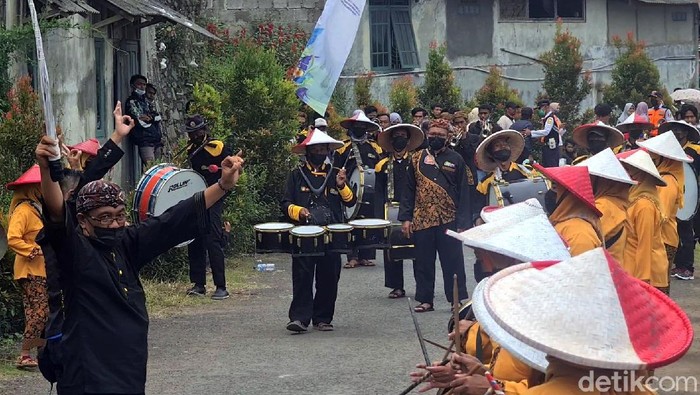 Begini Jadinya Kalau Lansia Jadi Marching Band Marching Band Opa Oma ini sudah sangat dikenal warga Sukabumi untuk berbagai event daerah hingga nasional. Sesuai namanya, pemainnya pun tak lagi muda.