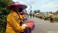 Mayoritas anggota Opa Oma sehari-harinya bekerja sebagai petani, ada juga pengrajin sandal. Adanya marching band membuat kehidupan para lansia itu lebih berwarna, selain itu penghasilan juga menjanjikan.  