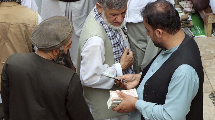 Begini Transaksi di Pasar Uang Terbesar di Afghanistan Afghan black market money changers wait for customers in Sarai Shahzada market in Kabul, Afghanistan, Saturday, Sept. 4, 2021. (AP Photo/Wali Sabawoon)