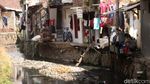 Bikin Mual! Sampah Menumpuk di Anak Sungai Cikapundung