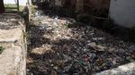 Bikin Mual! Sampah Menumpuk di Anak Sungai Cikapundung
