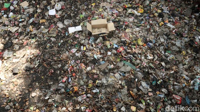 Aliran anak Sungai Cikapundung, Bandung, tampak hitam dan berbau. Hal ini karena banyaknya sampah yang menumpuk di sungai.