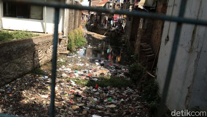 Aliran anak Sungai Cikapundung, Bandung, tampak hitam dan berbau. Hal ini karena banyaknya sampah yang menumpuk di sungai.