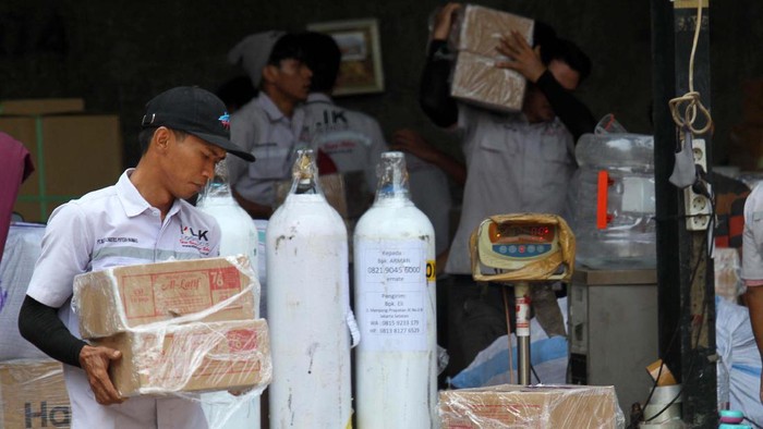 Bisnis Logistik Meningkat di Tengah Pandemi Bisnis logistik dan jasa pengiriman menjadi sektor yang meraih lonjakan pertumbuhan saat pandemi Covid-19. Hal itu dipicu peningkatan aktivitas digital masyarakat dalam berbelanja.