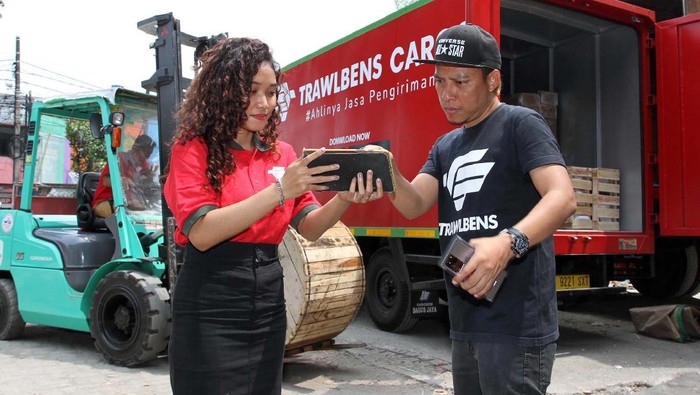 Bisnis Logistik Meningkat di Tengah Pandemi Bisnis logistik dan jasa pengiriman menjadi sektor yang meraih lonjakan pertumbuhan saat pandemi Covid-19. Hal itu dipicu peningkatan aktivitas digital masyarakat dalam berbelanja.