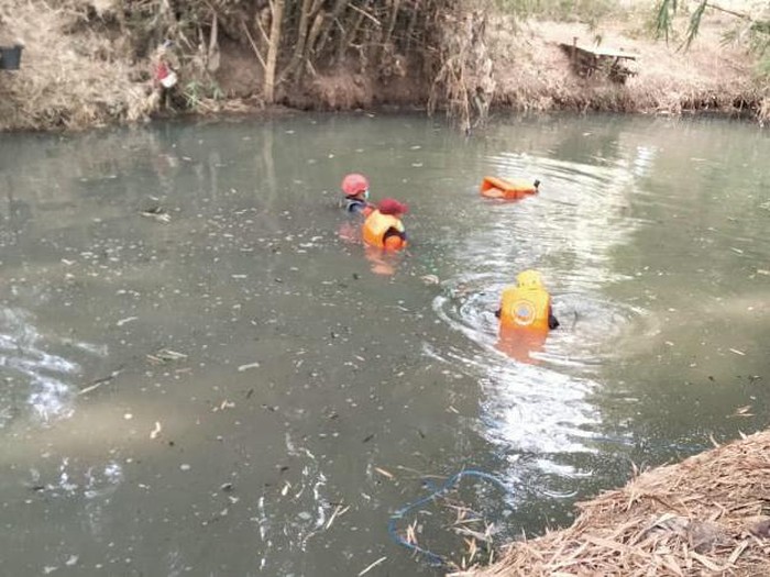 Ayong (10) warga Desa Patihan Kidul, Kecamatan Siman tewas tenggelam di Sungai Urong-urong. Korban tenggelam saat mencari ikan bersama tiga temannya.