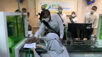 Direktur Utama BPJamsostek Anggoro Eko Cahyo melayani langsung peserta di Menara Jamsostek, Jakarta, Senin (6/9/2021). Hal ini dilakukan Dalam rangka Hari Pelanggan Nasional 2021.