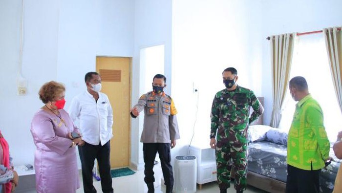 Bupati Sergai saat mengecek rumah dinas kadis yang jadi tempat isoter (dok. Pemkab Sergai)