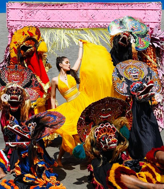 Look berikutnya menampilkan Cinta Laura berbalut gaun kuning terang karya Yogie Pratama. Terdapat aksen songket emas yang melingkar tepat di bawah garis leher rendah (plunging neck) nan seksi pada gaun tersebut. (Foto: Instagram/@claurakiehl)