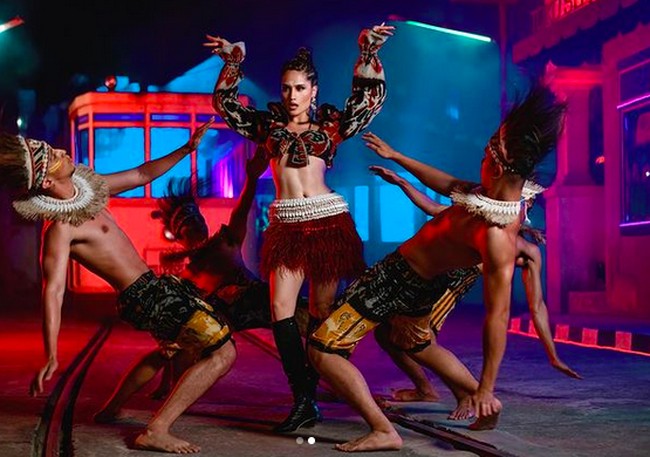 Aku mix and match gaya anak gen-z dengan tenun Indonesia, tambah Cinta Laura. Salah satu look andalannya adalah crop top bervolume yang terbuat dari kain ikat khas Sumba ini. (Foto: Instagram/@claurakiehl)