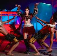 Aku mix and match gaya anak gen-z dengan tenun Indonesia, tambah Cinta Laura. Salah satu look andalannya adalah crop top bervolume yang terbuat dari kain ikat khas Sumba ini. (Foto: Instagram/@claurakiehl)