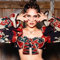 Busana ini diketahui merupakan rancangan Jacob William, desainer lokal yang berbasis di Semarang, Jawa Tengah. Ikat Sumba diterbangkan langsung dari Waingapu ke studio @jacob_wil di Semarang. Aksen kerang dan hiasan juju khas Papua dibuat oleh tangan-tangan terampil perajin di Bali. Dan terjadilah tampilan keseluruhan yang menonjolkan betapa kerennya ragam hias khas Indonesia timur, terang sang stylist, Hagai Pakan, di Instagram. (Foto: Instagram/@claurakiehl)