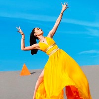 Aktris dan penyanyi 28 tahun itu turut menyempurnakan gayanya dengan koleksi perhiasan mewah dari Bulgari. (Foto: Instagram/@claurakiehl)