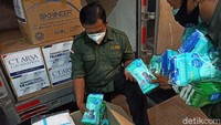 Alat pelindung diri yang didistribusikan berupa hazmat dan masker skrineer.