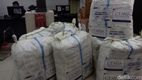 Pengiriman donasi hingga ke berbagai wilayah Indonesia, dibantu jasa ekspedisi JNE.