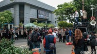 Mereka membawa spanduk bertuliskan Jalankan Hak Interpelasi dan Adili Anies.