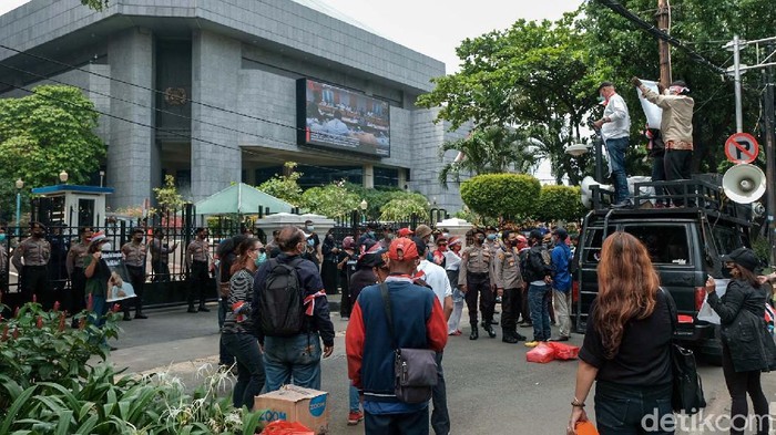Demo Anies Soal Formula E, Massa Sempat Bentrok dengan Polisi Massa menggelar aksi di depan gedung DPRD DKI Jakarta. Dalam aksi tersebut mereka mendemo Gubernur DKI Jakarta Anies Baswedan soal Formula E.