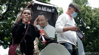 Dalam rilis yang dibagikan, massa membeberkan masalah rencana penyelenggaraan Formula E di Jakarta, salah satunya soal merugikan warga DKI.
