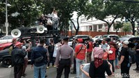 Polisi berjaga di depan gedung DPRD DKI.  