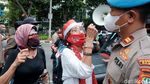 Demo Anies Soal Formula E, Massa Sempat Bentrok dengan Polisi