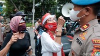 Massa sempat ricuh dengan polisi, dan aparat sempat membawa salah satu massa ke mobil tahanan.  