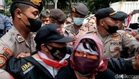 Namun usai negosiasi, massa tidak jadi diamankan dan hanya 5 orang yang boleh masuk untuk audiensi.  
