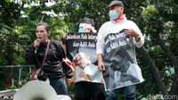 Massa lainnya diminta membubarkan diri.  