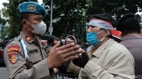 Kedua fraksi kompak menyetorkan surat interpelasi kepada pimpinan DPRD DKI pada Kamis (26/8). 