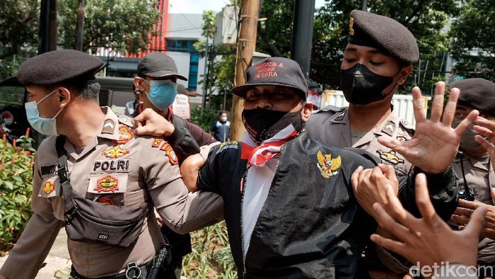 Demo Anies Soal Formula E, Massa Sempat Bentrok dengan Polisi Massa menggelar aksi di depan gedung DPRD DKI Jakarta. Dalam aksi tersebut mereka mendemo Gubernur DKI Jakarta Anies Baswedan soal Formula E.