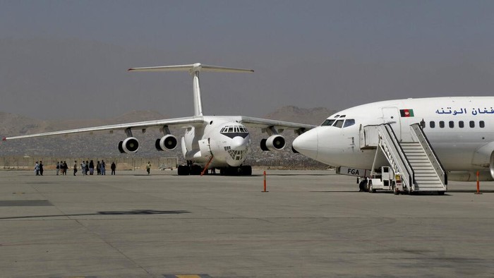 Dikuasai Taliban, Bandara di Ibu Kota Afghanistan Kembali Beroperasi Bandara di Ibu Kota Afghanistan kembali beroperasi usai dikuasai Taliban. Sejumlah penerbangan domestik pun diketahui telah kembali mengudara. Ini fotonya.