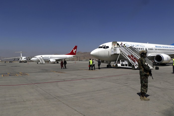 Bandara di Ibu Kota Afghanistan kembali beroperasi usai dikuasai Taliban. Sejumlah penerbangan domestik pun diketahui telah kembali mengudara. Ini fotonya.