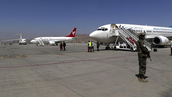 Bandara di Ibu Kota Afghanistan kembali beroperasi usai dikuasai Taliban. Sejumlah penerbangan domestik pun diketahui telah kembali mengudara. Ini fotonya.
