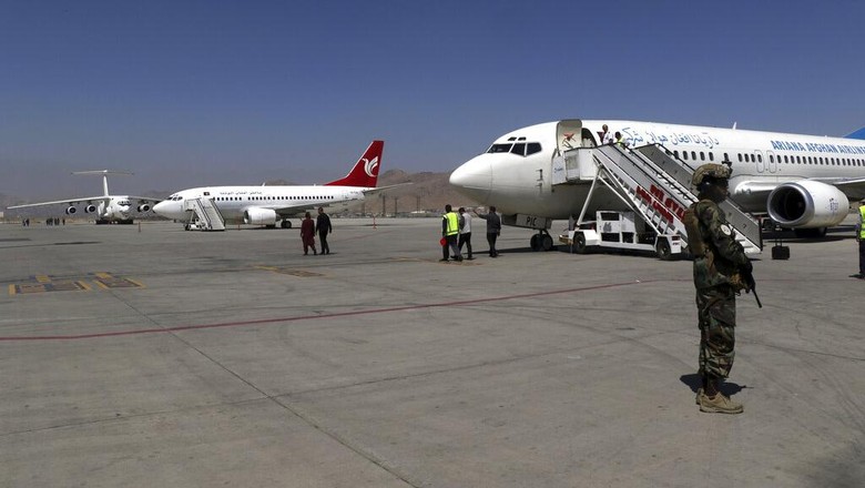 Bandara di Ibu Kota Afghanistan kembali beroperasi usai dikuasai Taliban. Sejumlah penerbangan domestik pun diketahui telah kembali mengudara. Ini fotonya.