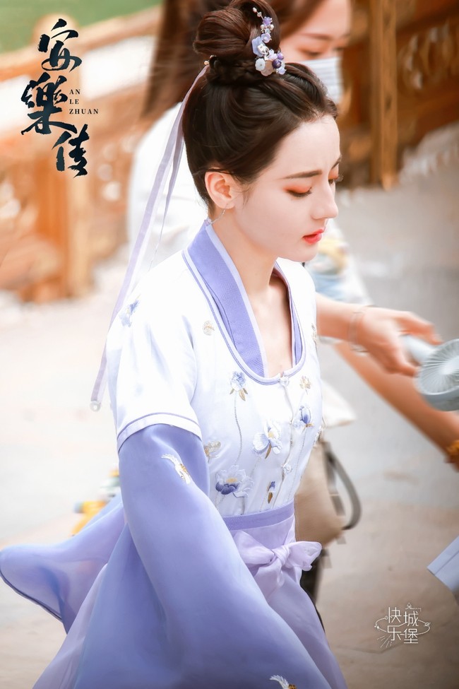 Selain membintangi drama berlatar modern, Dilraba Dilmurat juga kerap membintangi drama China berkisah tentang kerajaan. Salah satunya adalah drama The Long Ballad yang dibintangi Dilraba bersama Leo Wu, Zhao Lusi dan Liu Yuning. Foto: Facebook
