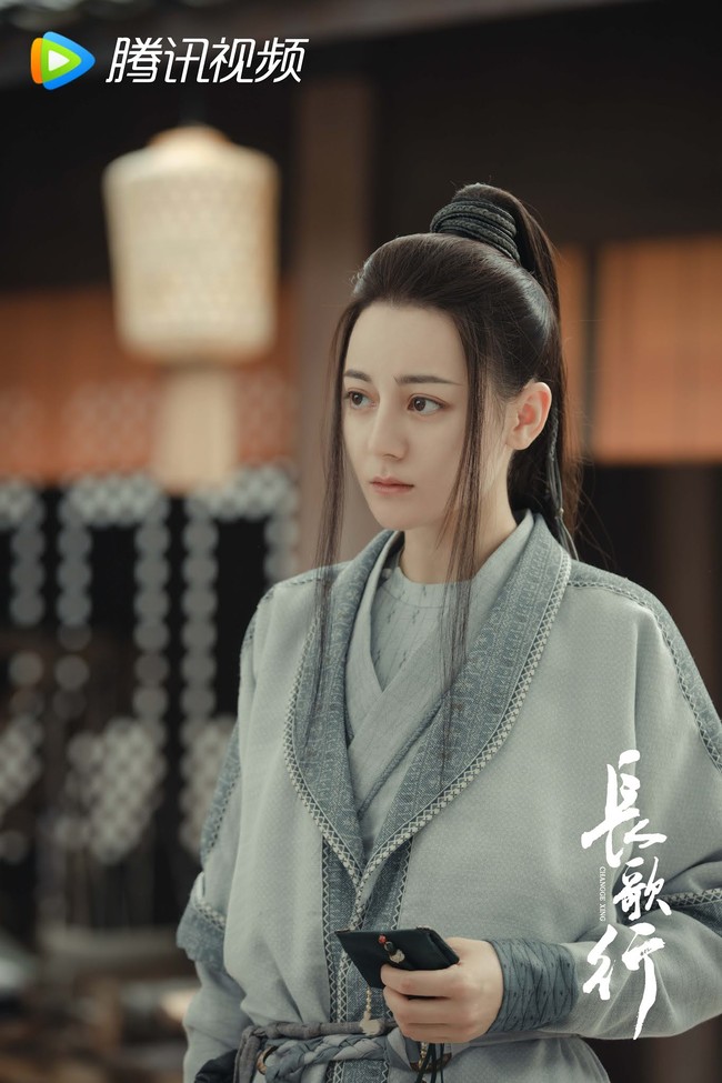 Dilraba Dilmurat dalam The Long Ballad menjalani dua peran. Dia juga menyamar menjadi Li Changge. Penampilannya dalam drama ini sungguh memesona. Foto: Facebook