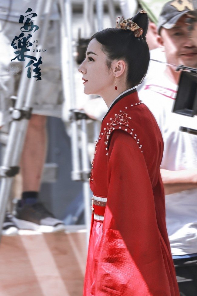 Dalam drama Legend of Anle yang masih proses syuting itu, Dilraba Dilmurat berperan sebagai Ren An Le / Di Zi Yuan. Penampilannya dalam foto yang dirilis terkait serial terbarunya ini semakin memancarkan kecantikannya. Foto: Facebook