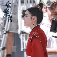 Dalam drama Legend of Anle yang masih proses syuting itu, Dilraba Dilmurat berperan sebagai Ren An Le / Di Zi Yuan. Penampilannya dalam foto yang dirilis terkait serial terbarunya ini semakin memancarkan kecantikannya. Foto: Facebook