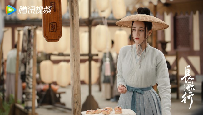 Dilraba Dilmurat memulai kariernya sebagai aktris televisi sejak 2013. Dia menjadi pemeran utama dalam serial  Anarhan. Setelahnya puluhan judul drama sudah dibintanginya hingga dia disebut-sebut sebagai ratunya drama China. Foto: Facebook