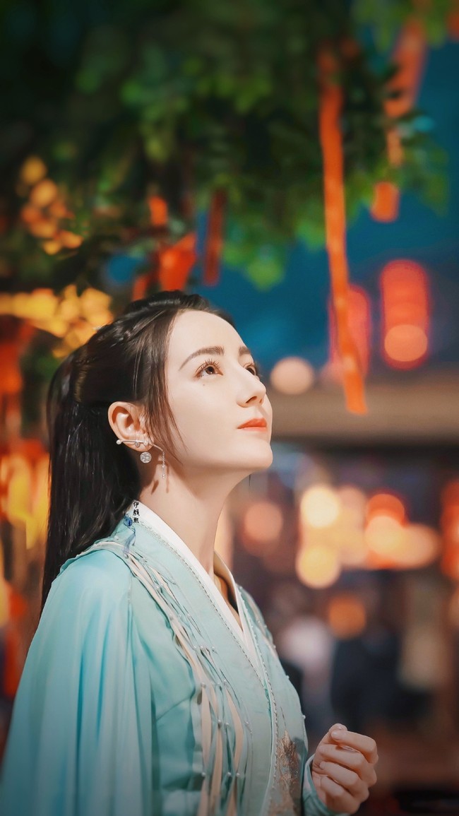 Dilraba Dilmurat pernah dinobatkan sebagai wanita tercantik se-Asia di 2017. Wanita 29 tahun tersebut memiliki darah Turki-Uighur yang membuat kecantikannya unik. Foto: Facebook