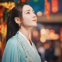 Dilraba Dilmurat pernah dinobatkan sebagai wanita tercantik se-Asia di 2017. Wanita 29 tahun tersebut memiliki darah Turki-Uighur yang membuat kecantikannya unik. Foto: Facebook