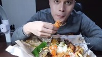 Meski sering memamerkan momen makan mewahnya, tetapi dr Oky tak gengsi untuk pamerkan momen makan sederhananya. Ia pun dibua ketagihan dengan nasi bungkus. Foto: Instagram @dr.okypratamaa