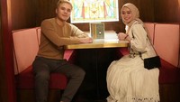 dr muda dan tampan ini, cukup dekat dengan beberapa artis tanah air. Salah satunya pedangdut Lesti Kejora dan ini momen mereka saat ngafe bareng. Foto: Instagram @dr.okypratamaa